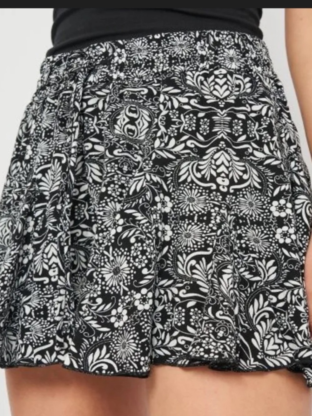 Zara Black and White Floral Flirty Shorts Skort Skirt M